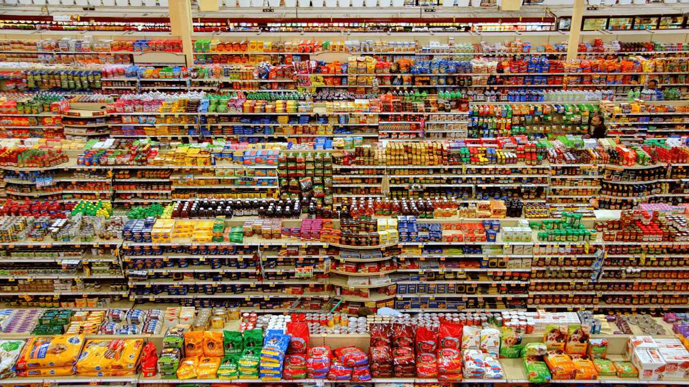 Das Bild zeigt die Regale eines Supermarktes mit sehr facettenreicher Auswahl.