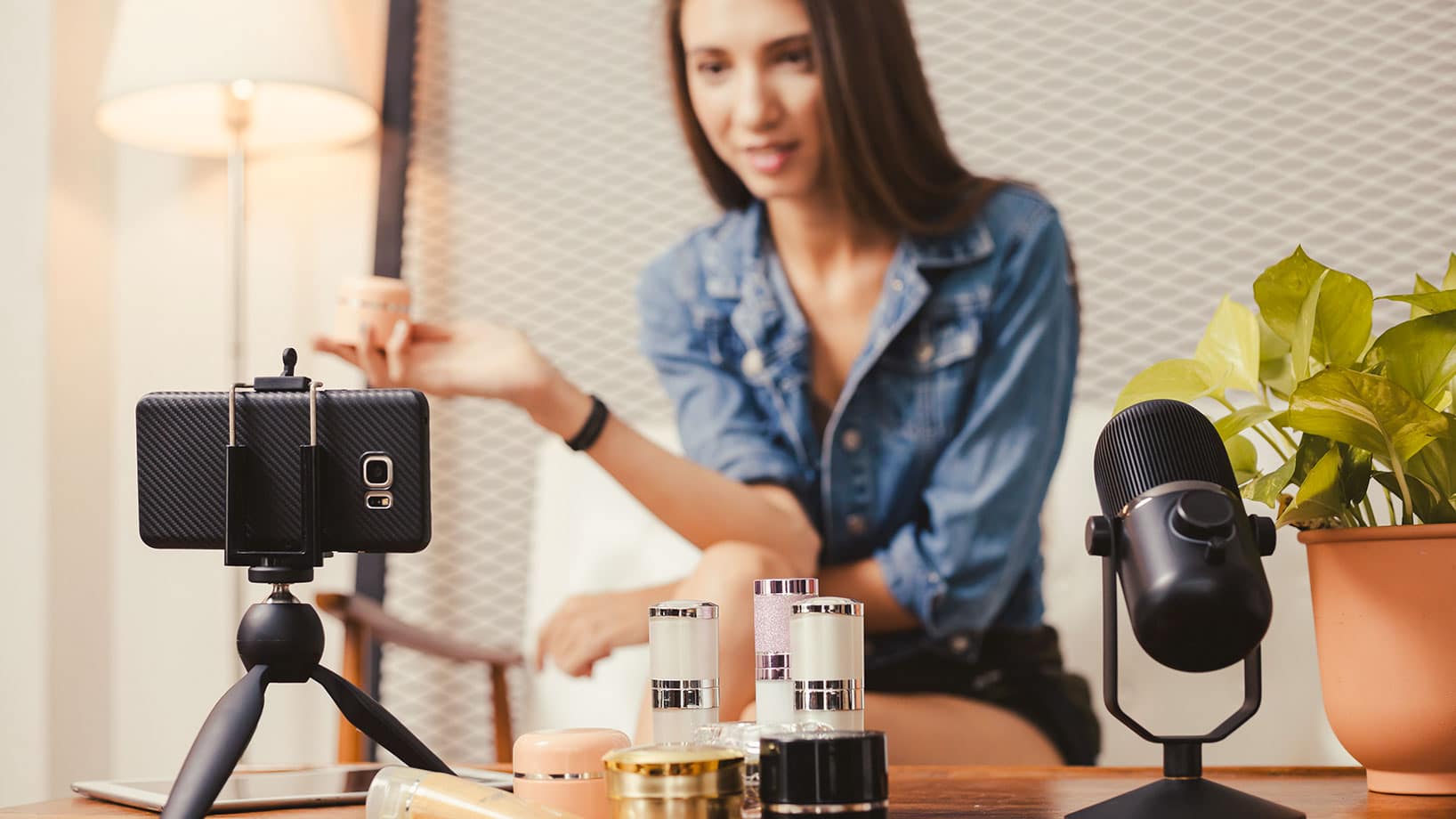 Junge Frau präsentiert Beautyprodukte in Form von Live Video Shopping.